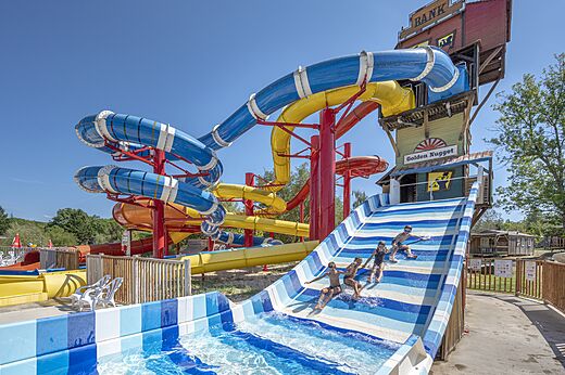 Toboganes acuáticos del camping CAPFUN Ullule en Tournon d'Agenais (47).