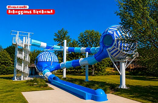 Tobog�n gigante Firebowl azul y blanco en el camping CAPFUN Ullule en Tournon d'Agenais (47).