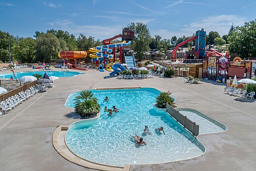 Piscinas y toboganes gigantes en camping CAPFUN Ullule, Tournon d'Agenais (47).