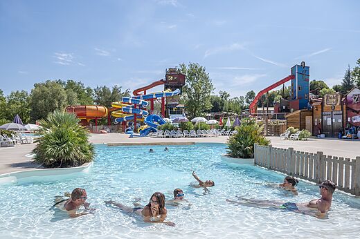 Piscina exterior y toboganes acuáticos en el camping CAPFUN Ullule en Tournon d'Agenais (47).