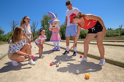 Petanca en familia con mascota en el camping CAPFUN Ullule (47).