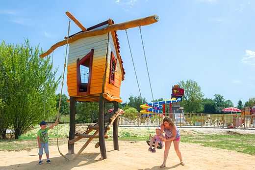 Zona de juegos, niños en el camping CAPFUN Ullule en Tournon d'Agenais (47).