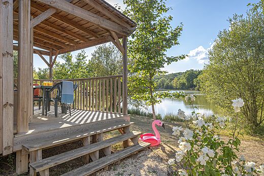 Terraza Mobil-home, lago, en el camping CAPFUN Ullule en Tournon d'Agenais (47).