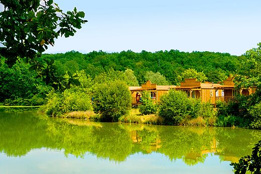 Alojamientos de madera, lago y verdor en el camping CAPFUN Ullule, Tournon d'Agenais (47).
