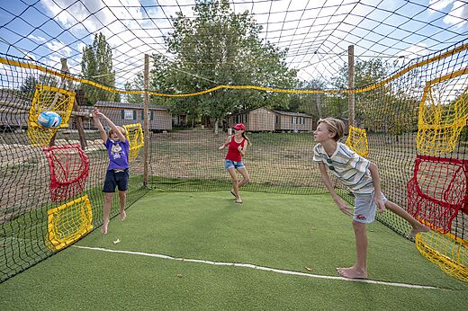 Juego de balón con dianas para niños y adultos en el camping CAPFUN Ullule.
