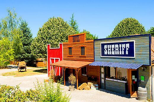 Pueblo temático del Lejano Oeste, edificios Sheriff y Hotel en el camping CAPFUN Ullule en Tournon d'Agenais.