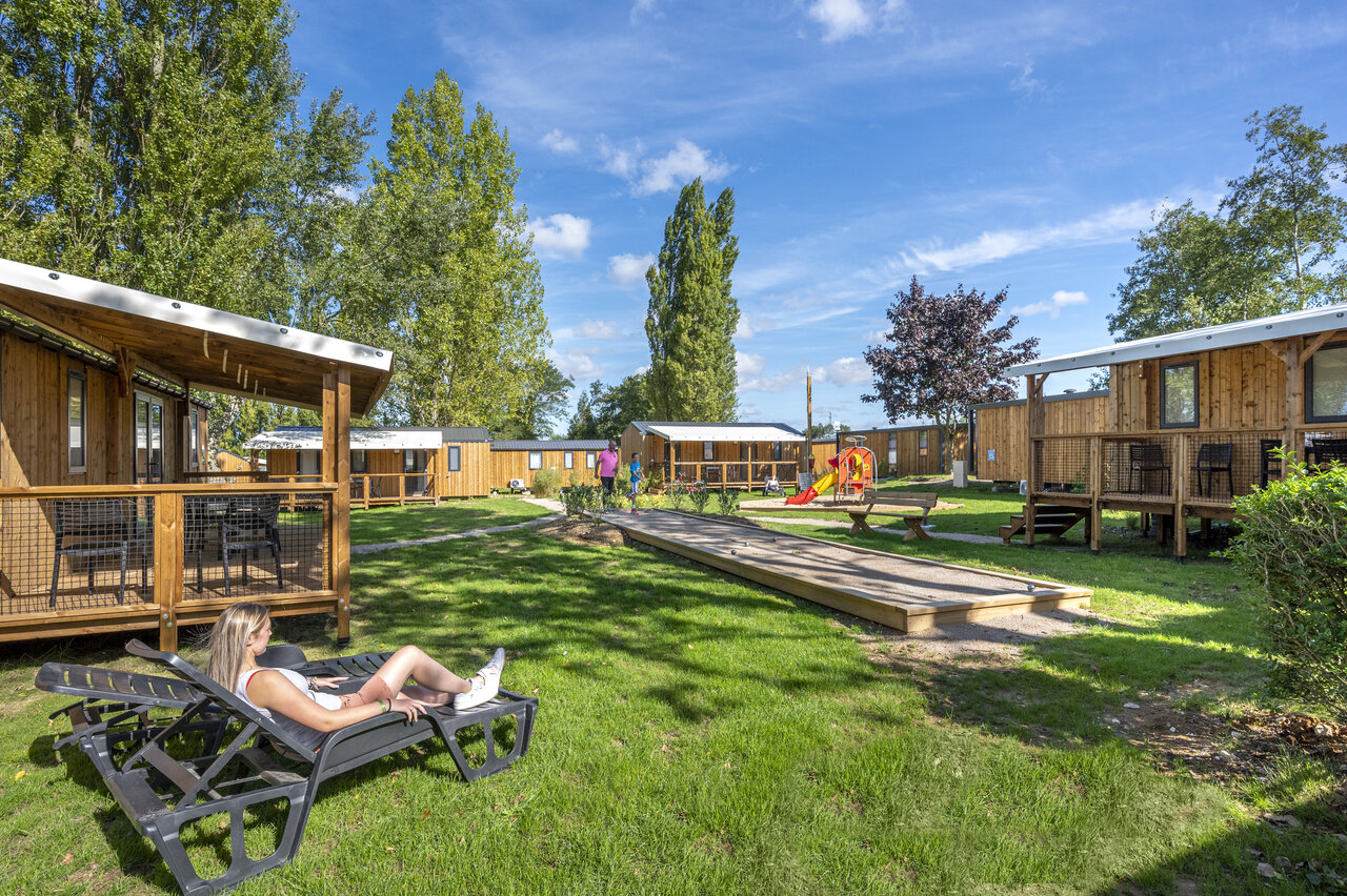 Mobil-homes, petanca y juegos infantiles en el camping CAPFUN Val d'Authie a Villers sur Authie (80).