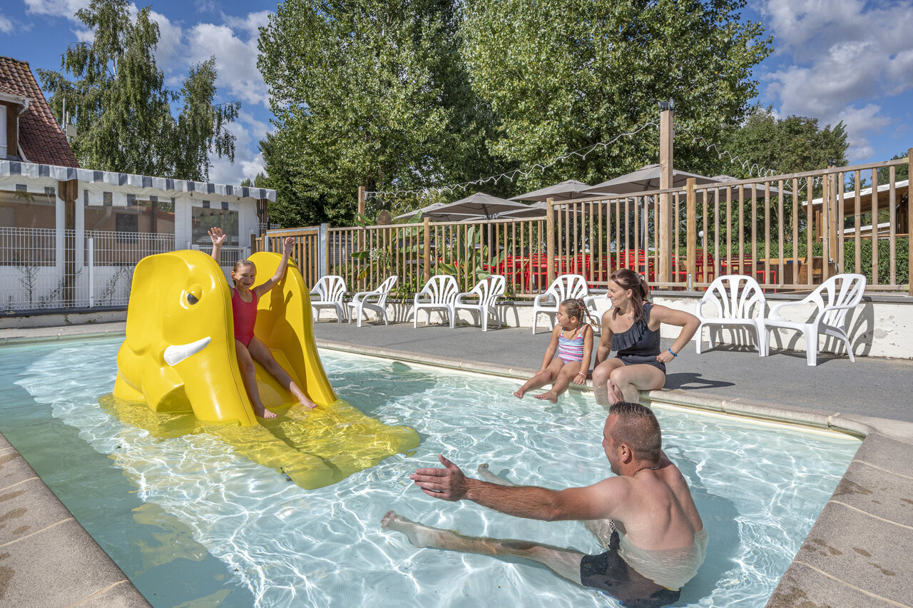Tobog�n elefante y familia en la piscina del camping CAPFUN Val d'Authie en Villers sur Authie (80).