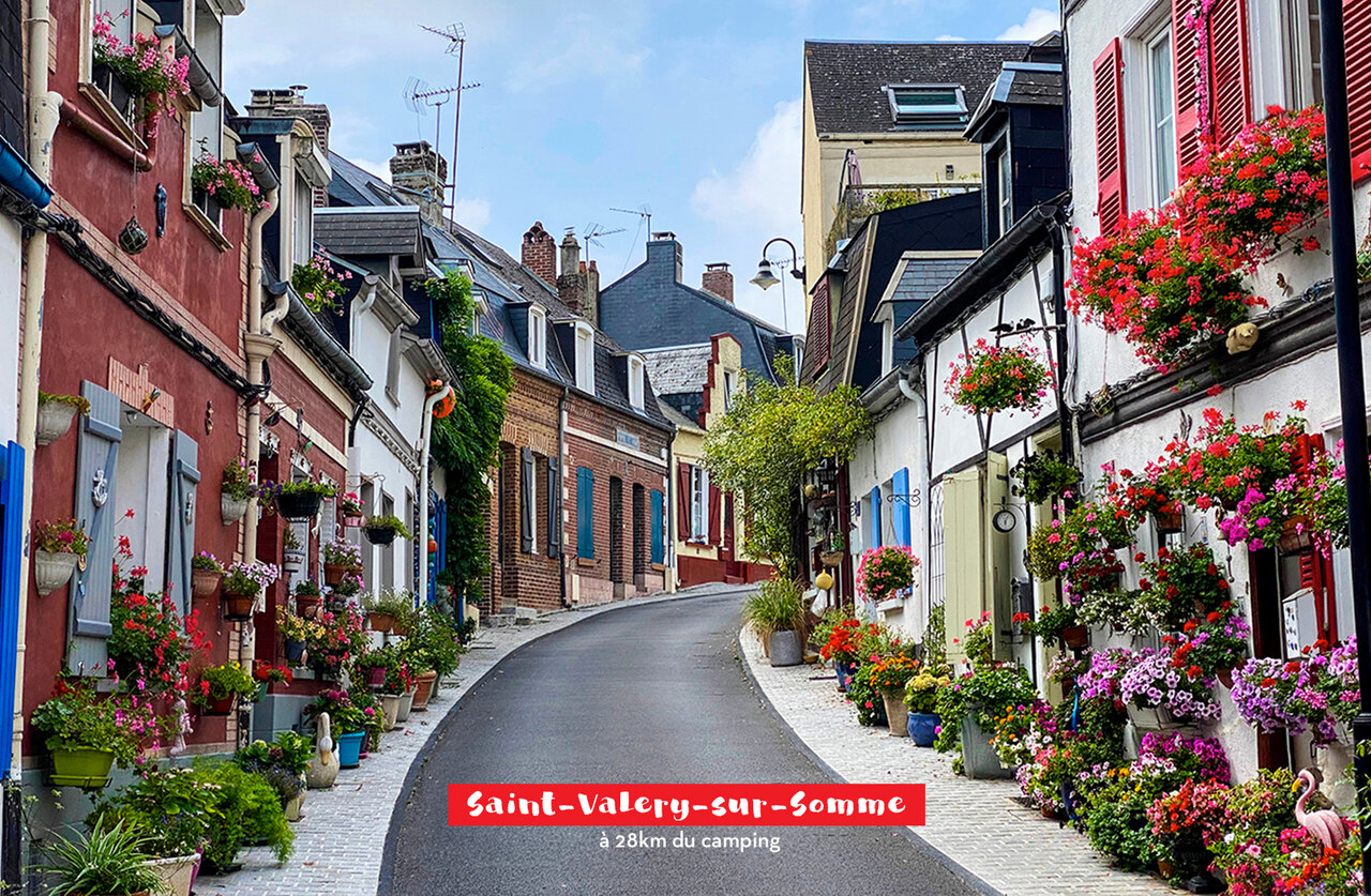 Calle florida pintoresca de Saint-Valery-sur-Somme, ciudad encantadora para visitar en Picard�a.