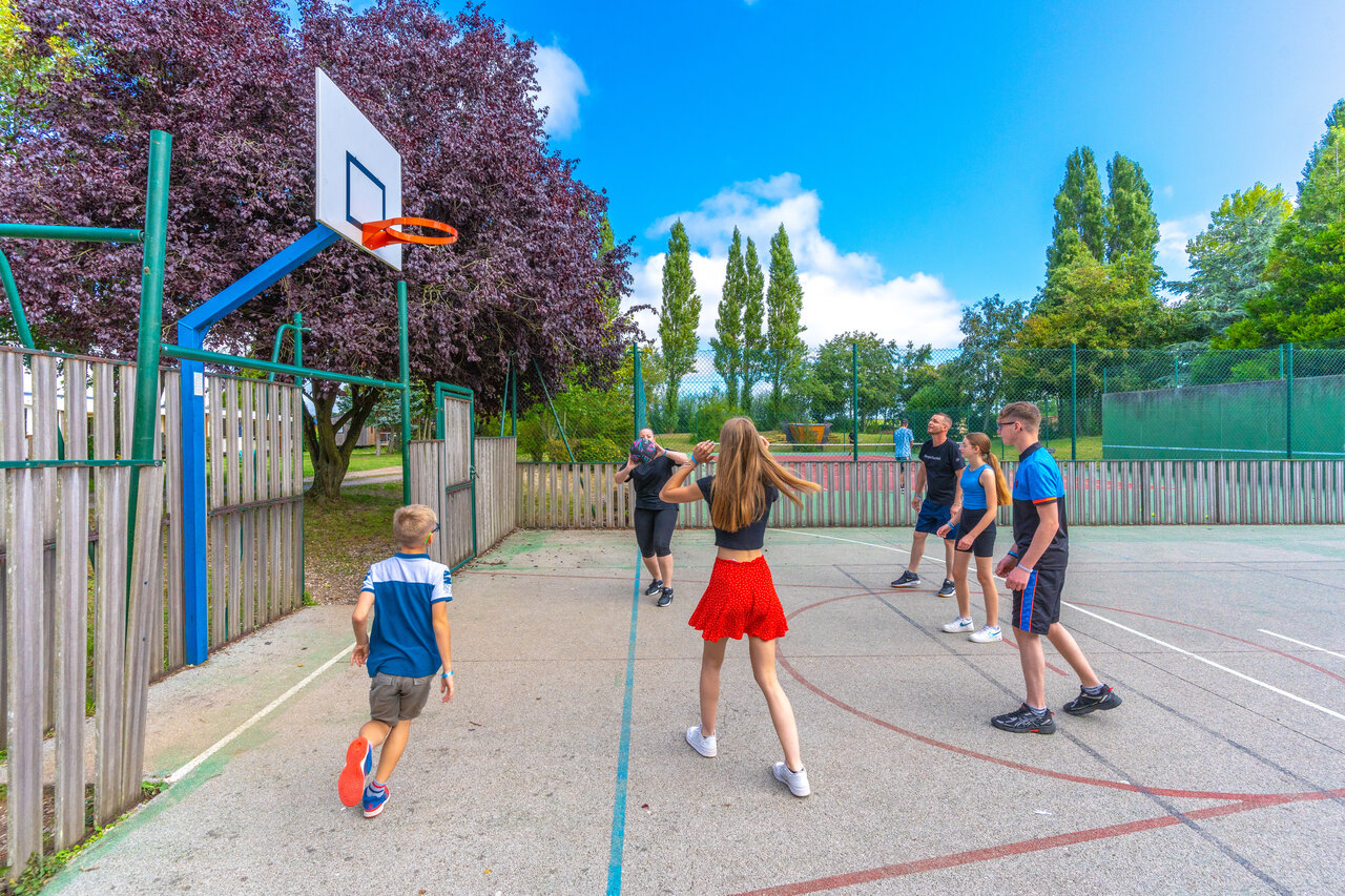 Cancha multideporte para baloncesto en el camping CAPFUN Val d'Authie en Villers sur Authie.