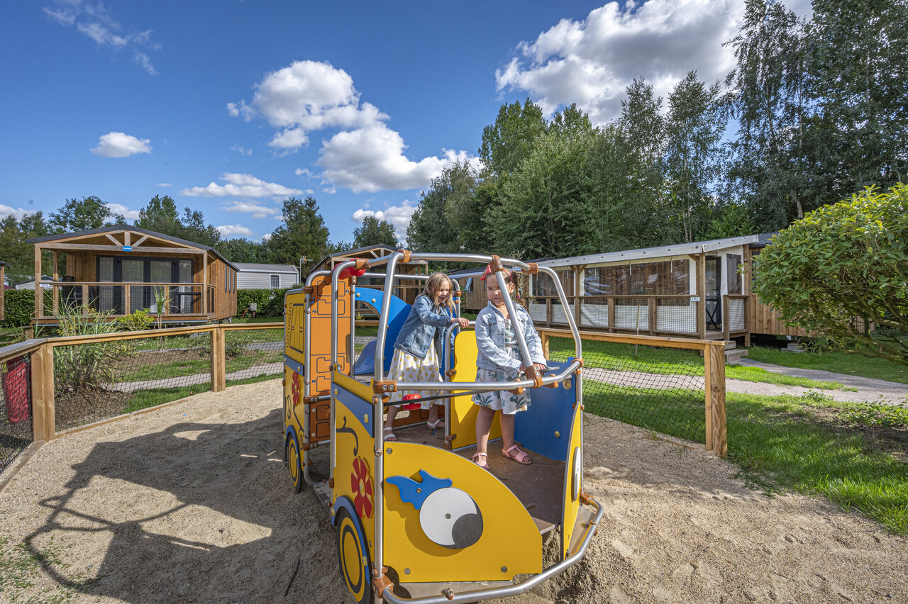 Ni�os jugando en �rea de juegos, Mobil-homes en el camping CAPFUN Val d'Authie en Villers sur Authie.