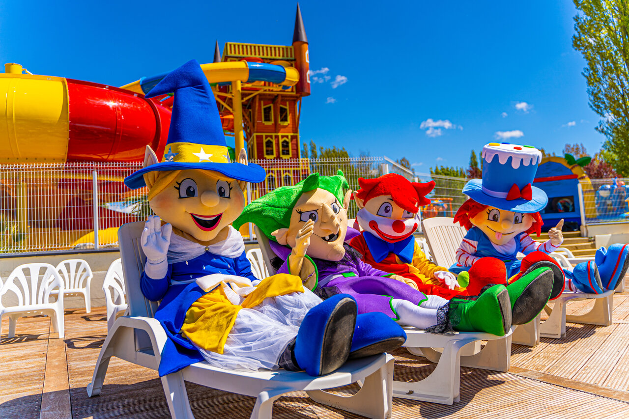 Mascotas del camping y tobog�n gigante en el camping CAPFUN Val d'Authie en Villers sur Authie (80).