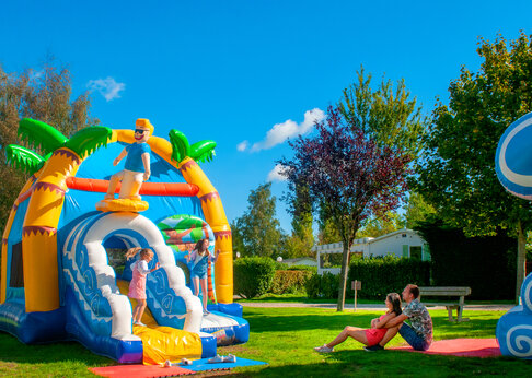 Gran juego hinchable ni�os en el camping CAPFUN Val d'Authie en Villers sur Authie (80).