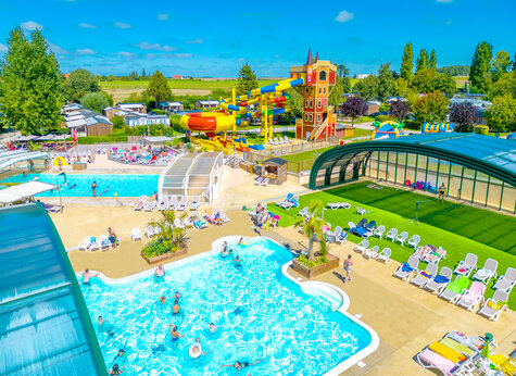 Piscinas exteriores, toboganes gigantes en el camping CAPFUN Val d'Authie, Villers sur Authie.