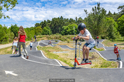 Ni�os divirti�ndose en el pump track del camping CAPFUN Val d'Authie.