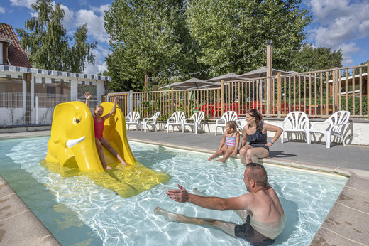 Tobog�n elefante y piscina exterior familiar en el camping CAPFUN Val d'Authie en Villers sur Authie.