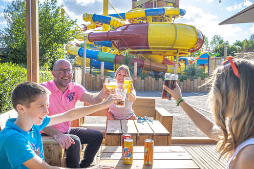 Familia brindando en el bar, toboganes acu�ticos, camping CAPFUN Val d'Authie.