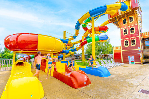 Toboganes acu�ticos gigantes y juegos de agua en el camping CAPFUN Val d'Authie en Villers sur Authie (80).