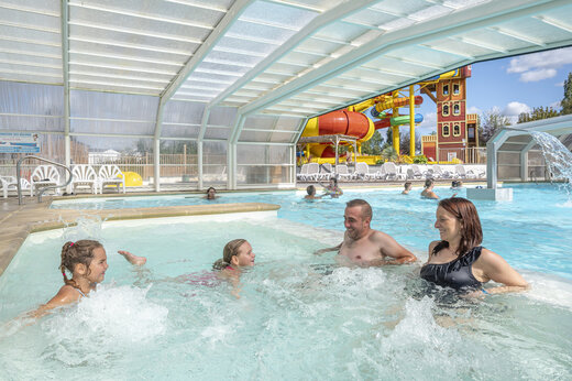 Piscina cubierta, toboganes y juegos acu�ticos en el camping CAPFUN Val d'Authie.