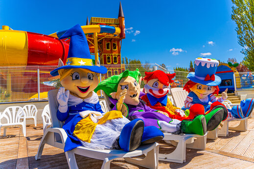 Mascotas sonrientes en sillas, juegos acuáticos, en el camping CAPFUN Val d'Authie (80).