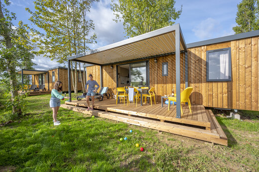 Mobil-home moderno de madera con terraza en CAPFUN Val d'Authie (80).