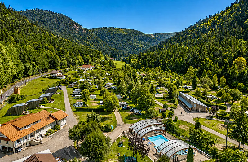 Pareja frente a un Mobil-home moderno de madera en el camping CLICOCHIC Verte Vall�e en XONRUPT LONGEMER (88).