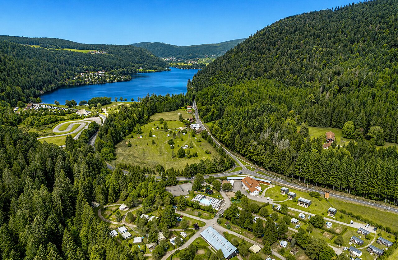 Vista a�rea camping, piscina cubierta, parcelas en valle en el camping CLICOCHIC Verte Vall�e en XONRUPT LONGEMER (88).
