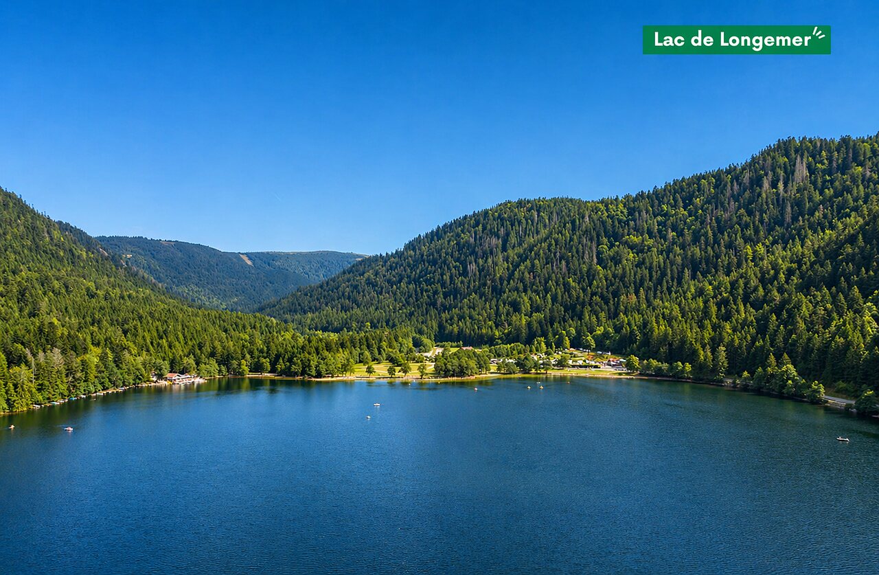 Piscina cubierta, spa con pareja en el camping CLICOCHIC Verte Vall�e XONRUPT LONGEMER.