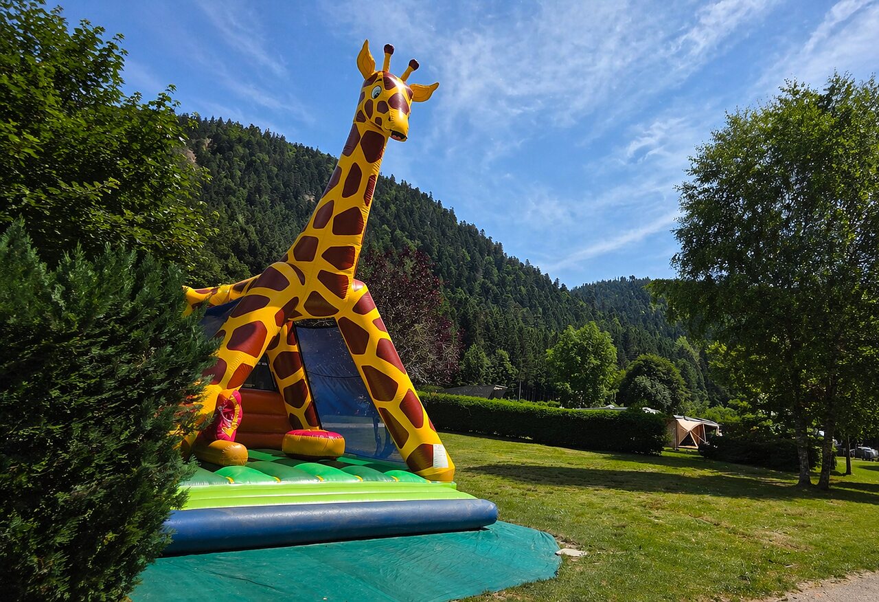 Pareja en bicicleta frente a Mobil-homes modernos en el camping CLICOCHIC Verte Vall�e en XONRUPT LONGEMER (88).