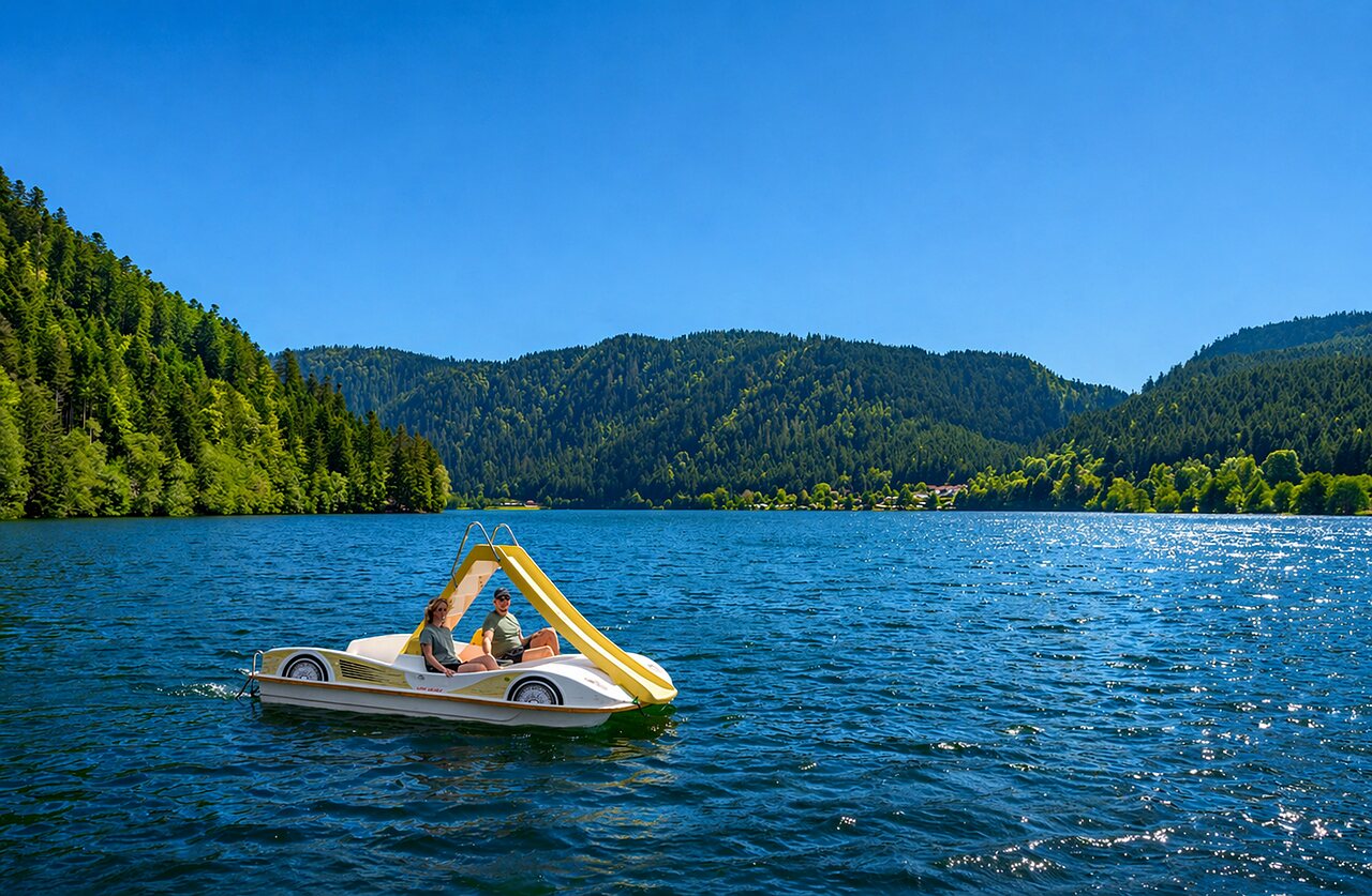 Iglesia, lago y excursionistas, camping CLICOCHIC Verte Vall�e XONRUPT LONGEMER (88).