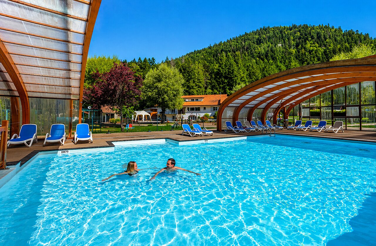 Senderistas en sendero junto al lago, camping CLICOCHIC Verte Vall�e.