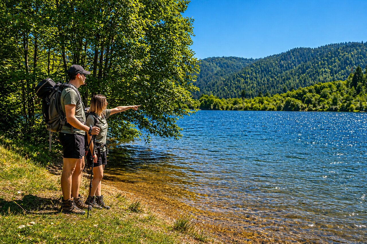 Pareja en terraza de alojamiento moderno, camping CLICOCHIC Verte Vall�e, XONRUPT LONGEMER (88).