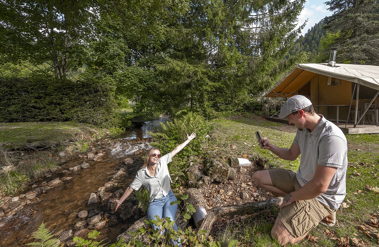 Lago de monta�a y excursionistas en camping CLICOCHIC Verte Vall�e en XONRUPT LONGEMER.