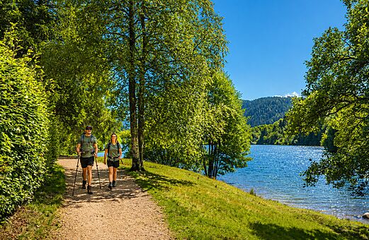 Senderismo junto a un lago arbolado en el camping CLICOCHIC Verte Vall�e en XONRUPT LONGEMER (88).