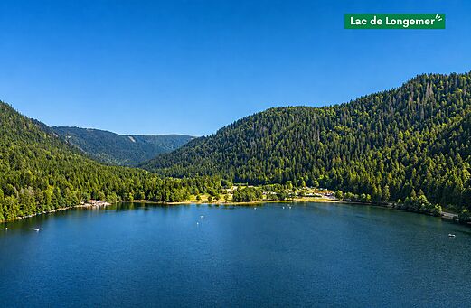 Hermoso Lago de Longemer rodeado de bosques y monta�as de los Vosgos.