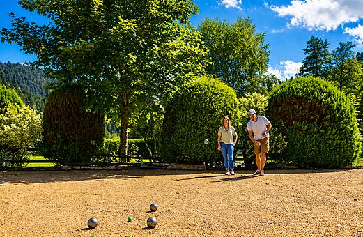 Pareja jugando a la petanca en el camping CLICOCHIC Verte Vall�e en XONRUPT LONGEMER (88).