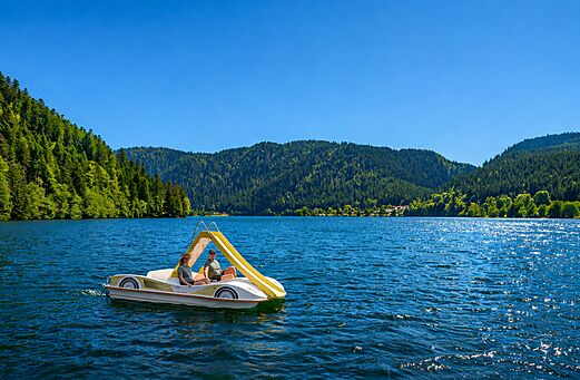 P�dalo con tobog�n en lago, monta�as, camping CLICOCHIC Verte Vall�e XONRUPT LONGEMER (88).