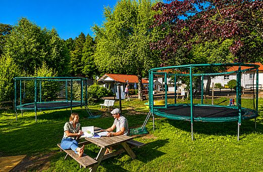 Camas el�sticas con red de seguridad en el camping CLICOCHIC Verte Vall�e en XONRUPT LONGEMER (88).