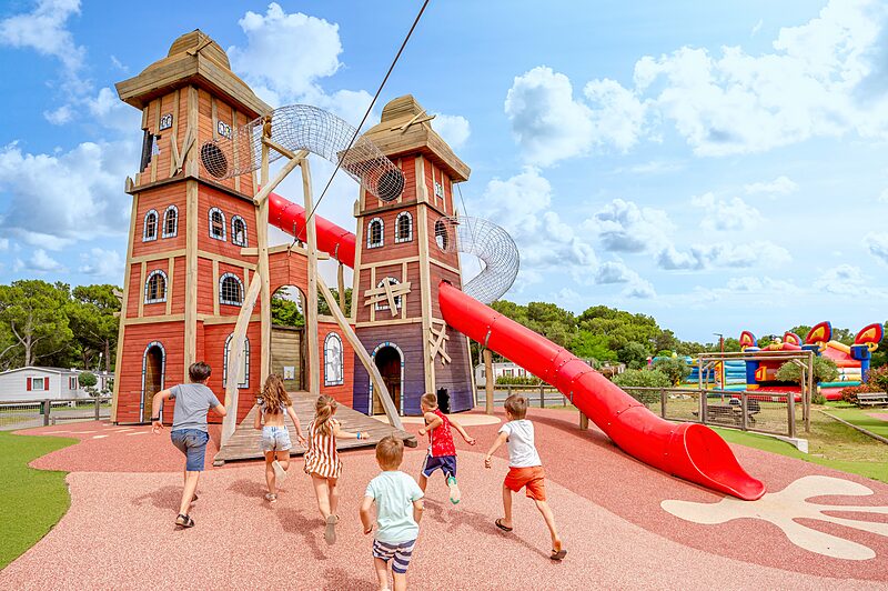 Juego Carabouille - Gran estructura de juegos con toboganes para ni�os en el camping CAPFUN Vignes d'Or en Serignan.