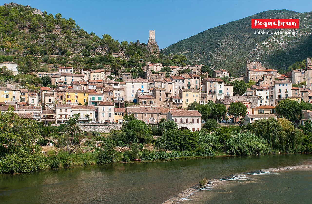 Pueblo medieval de Roquebrun, casas tradicionales junto al r�o Orb, H�rault.
