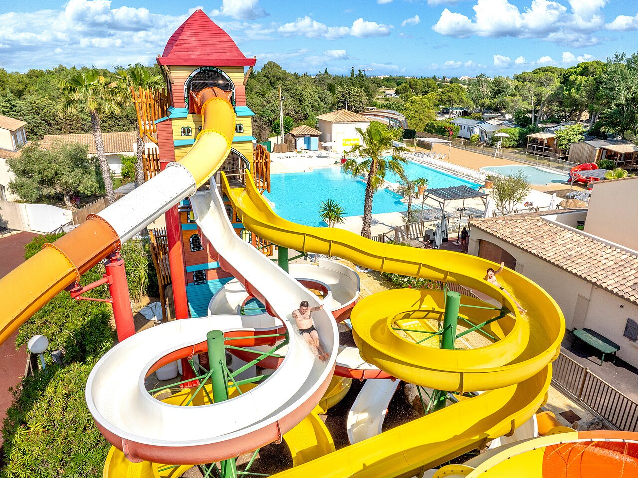 Toboganes acu�ticos gigantes y gran piscina en el camping CAPFUN Vignes d'Or en Serignan.