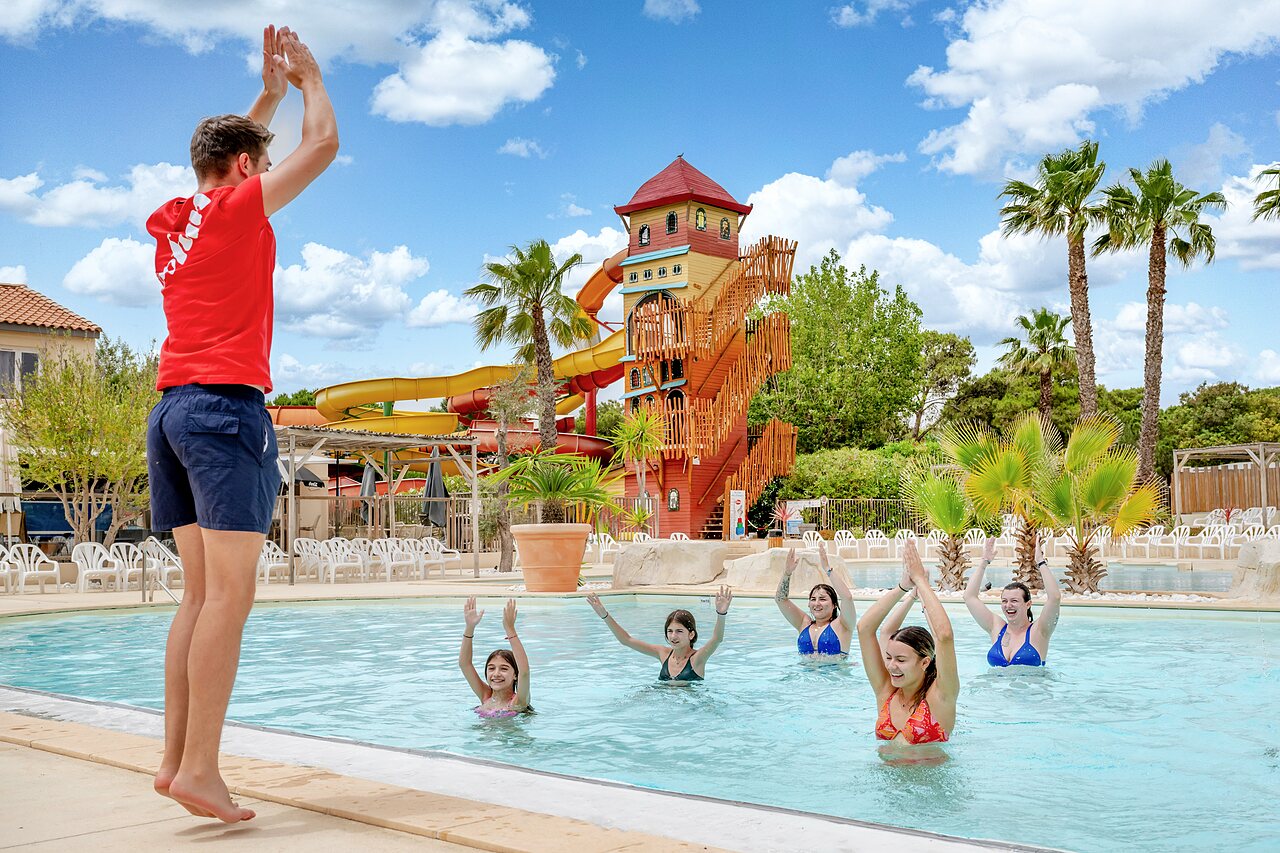 Aquagym animado en piscina con toboganes en camping CAPFUN Vignes d'Or, Serignan.