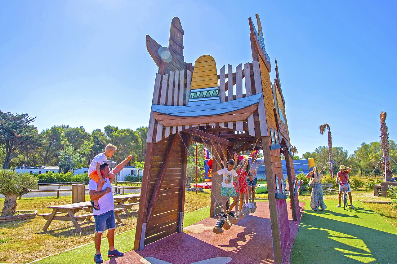 �rea de juegos de madera para ni�os en el camping CAPFUN Vignes d'Or Serignan.