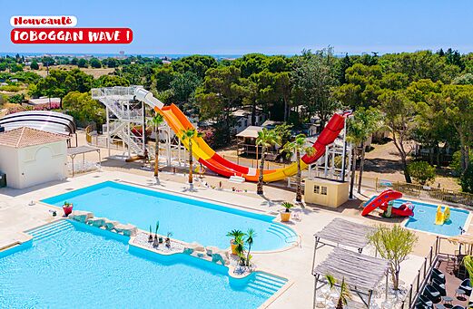 Tobogán Wave, piscinas exteriores y piscina infantil en el camping CAPFUN Vignes d'Or en Serignan.