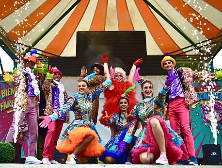 Espectáculo de animación con artistas disfrazados y pirotecnia en el camping CAPFUN Vignes d'Or en Serignan.