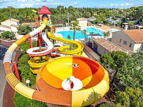 Toboganes acuáticos gigantes y piscina vista aérea en camping CAPFUN Vignes d'Or en Serignan.