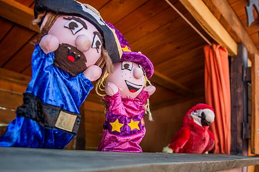 Espectáculo de marionetas con pirata, bruja y loro en el camping CAPFUN Vignes d'Or en Serignan.