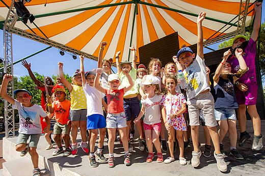 Animación infantil alegre en escenario con animador en camping CAPFUN Vignes d'Or en Serignan.