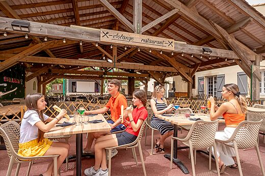 Restaurante Solange en terraza con comensales en el camping CAPFUN Vignes d'Or.
