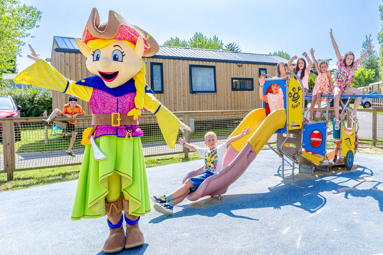 Mascota y ni�os alegres en el parque infantil del camping CAPFUN Vikings en Saint Jean de la Rivi�re.
